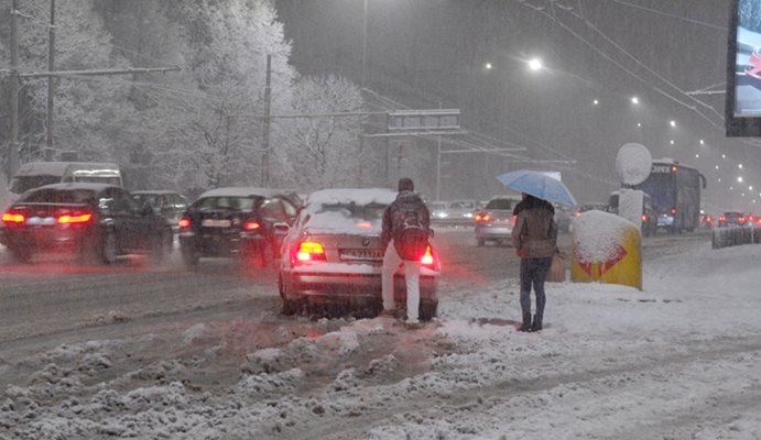 Дори големи булеварди в София останаха неразчистени от мокрия сняг, тъй като завалял в час пик и снегорините не можели да минат от задръстването.
