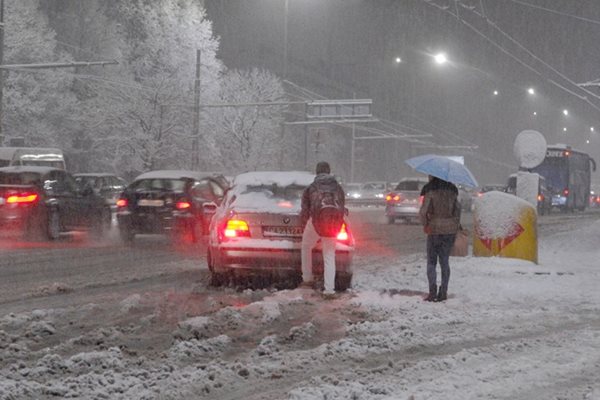 Дори големи булеварди в София останаха неразчистени от мокрия сняг, тъй като завалял в час пик и снегорините не можели да минат от задръстването.