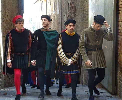 По време на конните надбягвания жители на Сиена се разхождат в исторически костюми по улиците.