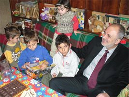 Министър Тотю Младенов бързо намери общ език с децата в многобройното семейство.
СНИМКА: АВТОРЪТ