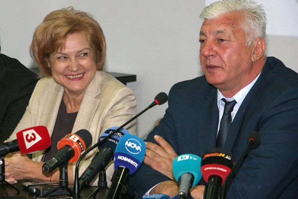 Менда Стоянова поздрави Димитров и шестимата районни кметове.