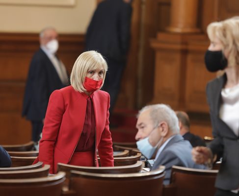 Смиляна Нитова-Кръстева бе избрала маската в цвета на червения си костюм.