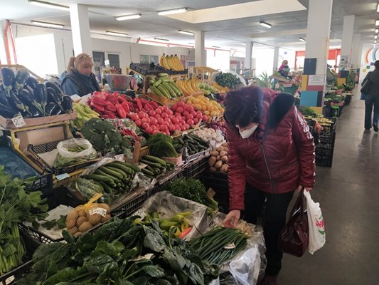 Пловдивчанки обикалят сергиите по пазарите и се мръщят на високите цени. Снимки: Авторът