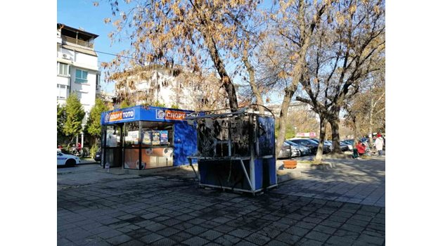 Изгорелият павилион на ул. "Георги Икономов".