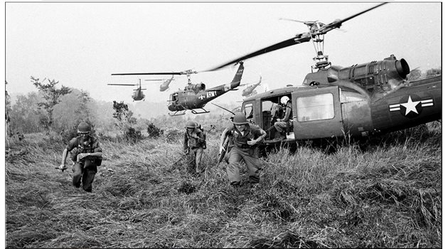 Войната във Виетнам се води от 1955 г. до 1975 г. От една страна са САЩ и южновиетнамците, а от другата - северновиетнамците и Народния фронт за освобождение на Виетнам.