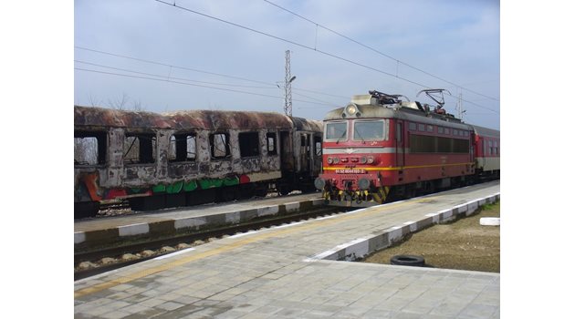 Изгорелият влак е на трети колов на гара Коньово, съседният коловоз приема влаковете по линията Стара Загора - Бургас.