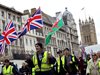 Хиляди протестираха с жълти жилетки и в Лондон срещу мерките за икономии (Снимки)