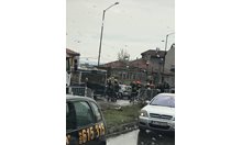 Автобус се заби в къща във Варна, има пострадали