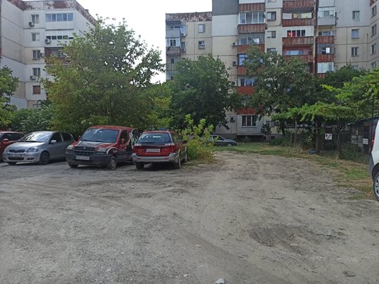 Местните жители са принудени да паркират на такова място.