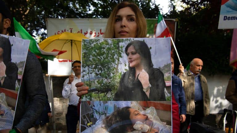 Безредици до посолството на Иран в Лондон