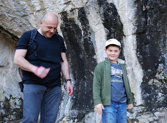Министърът със сина си Алекс пред пещера в Карлуково през март.
