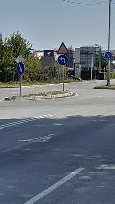 Пътни знаци, поставени на току-що ремонтирано кръстовище в близост до Сточна гара в столицата. Трудно се разбира какво точно трябва да направи водачът, за да следва знаците.