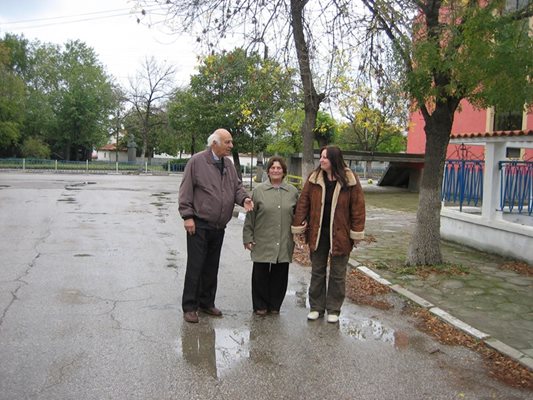 Семейство Стефанови, които се грижат за храма и Ирина Балджийска