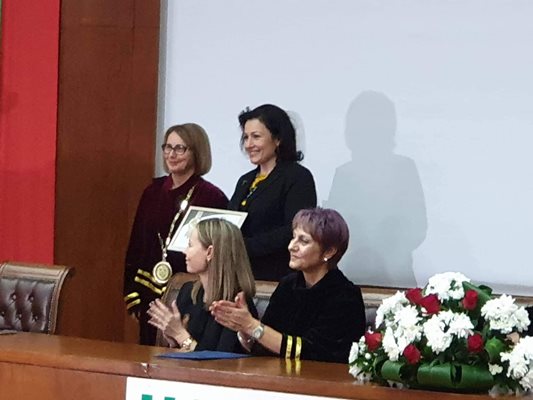 А ректорът проф. Христина Янчева награди с грамота министърката за принос в развитието на вуза.