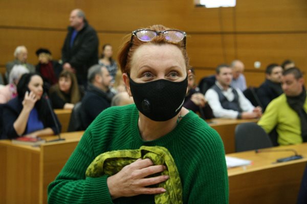 Съветничката д-р Веселка Христамян се появи с черна маска.