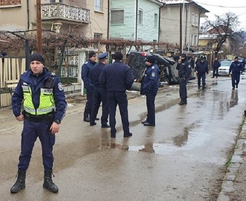 Полиция пред къщата на ул. “Сливница” в Мездра, където намери смъртта си внука на Томов. 