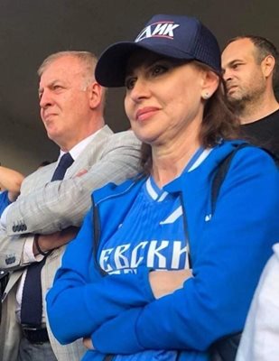 Илиана Раева бе плътно до мъжа си в най-радостния му миг, откакто е собственик на "Левски". СНИМКИ: "24 часа"