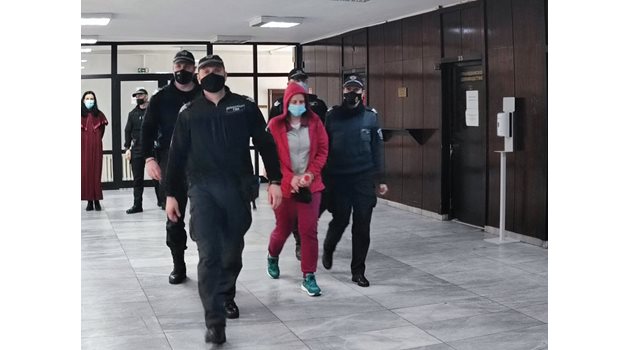 Полицаи отвеждат Кристина Дунчева към съдебната зала. 