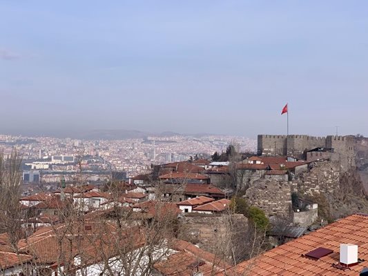 Внушителната каменна Цитадела, от която има 360-градусова гледка към Анкара.