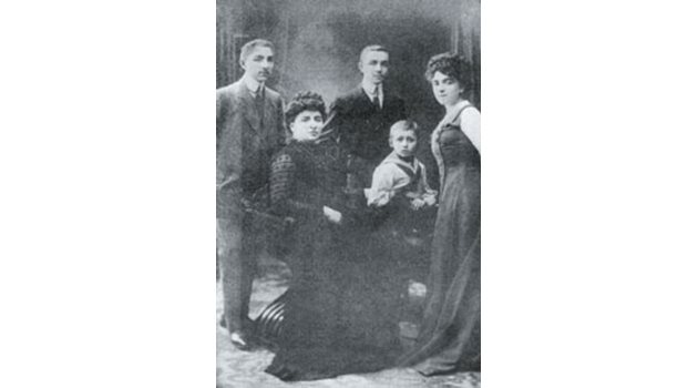 Никола Петков, брат му Петко, сестра им Софка, майка им Екатерина Ризова и племенникът им Димитър Краварев-Петков