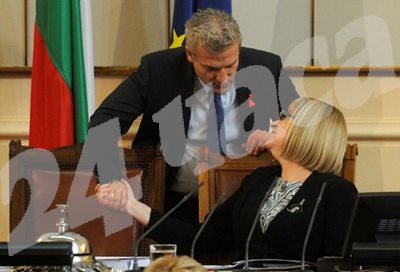 Здравният министър Петър Москов се консултира с шефката на парламента Цецка Цачева при обсъждането на парите за здраве.