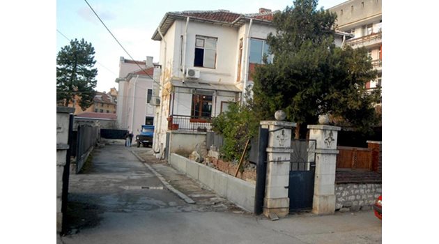 ИЗГОДНО: Шофьорът на Калиник купува от църквата огромна къща в центъра на Враца.