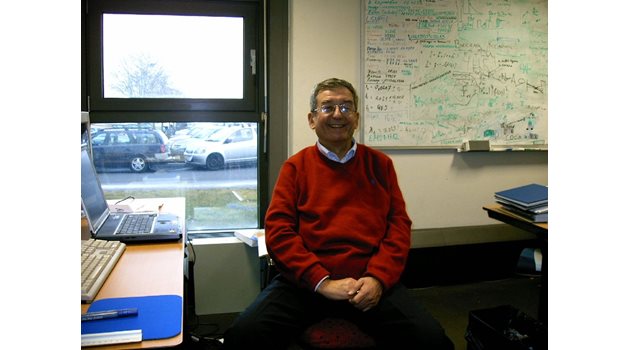 Проф. Стоян Марков в офиса си в ЦЕРН.