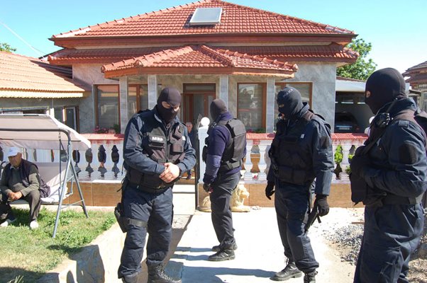 Маскирани ченгета блокираха къщата на лихварите