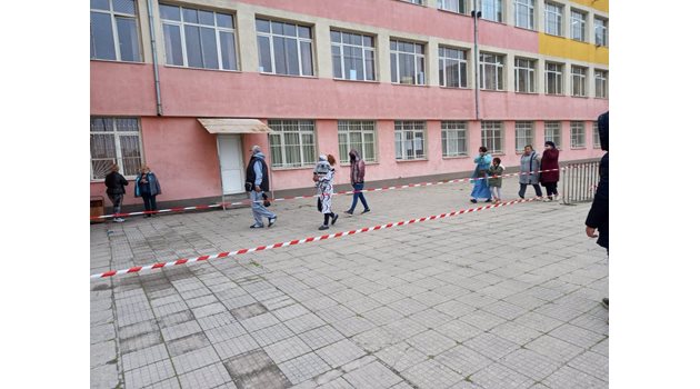 В училище "Пенчо Славейков" напливът на желаещите да гласуват се увеличи около обяд.