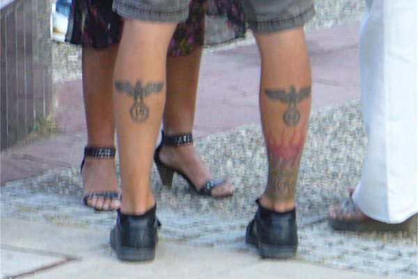 Атрактивен защитник на българите в Катуница от Стара Загора с татуировки по краката, изобразяващи немски военни символи от Втората световна война.