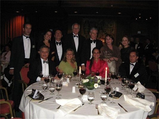 Като почетен консул на Холандия Илко Минев (вляво на масата със съпругата си Нора) е бил канен на вечеря при кралица Беатрикс.
СНИМКИ: ЛИЧЕН АРХИВ
