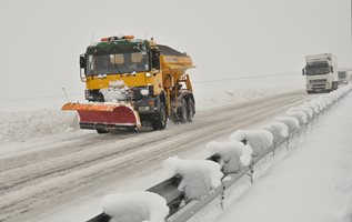 Видимостта Поповско и Търговищко е намалена заради снеговалеж