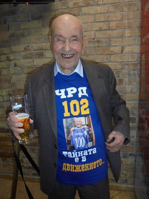 На купона за 102-годишнината си бай Деян се черпи с бира