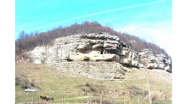 Скалният манастир край поповското село Крепча.