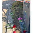 На мястото на катастрофата хората оставяха цветя в памет на двете момичета.