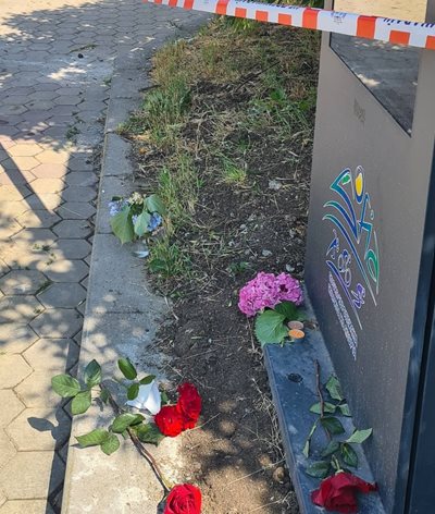 На мястото на катастрофата хората оставяха цветя в памет на двете момичета.