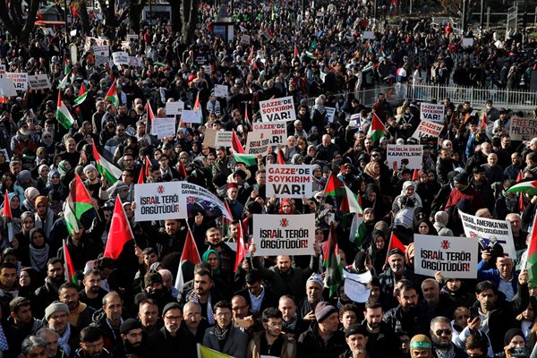 Световният ден за човешките права в Истанбул бе отбелязан с шествие в подкрепа на палестинския народ на фона на израелските удари в Газа.
СНИМКА: РОЙТЕРС