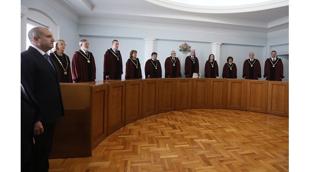 Президентът Румен Радев уважи клетвата на предишното попълнение в Конституционния съд - на Янаки Стоилов и Соня Янкулова.