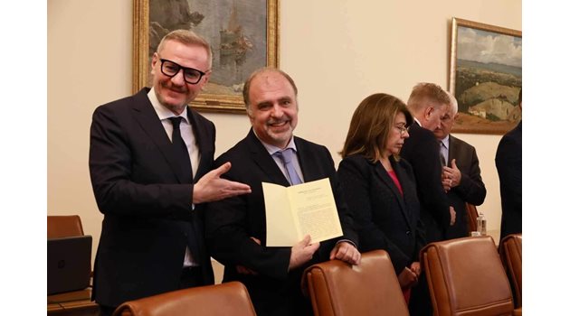 Министрите на туризма Евтим Милошев и на културата Найден Тодоров показват копие от “Приказка за стълбата”, което бе раздадено на министрите в началото на заседанието.