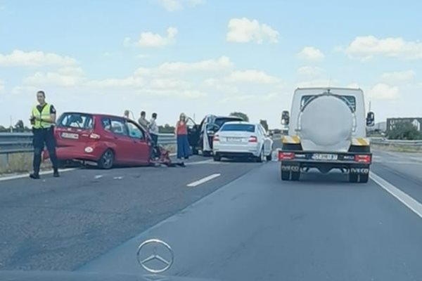 Трите коли са се ударили в скоростната лента. Снимка: Фейсбук/АМ "Тракия" & АМ "Марица" - пътна обстановка
