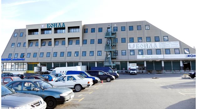 Една от големите бази със складове на eMAG  в София е в сграда “Боила”.