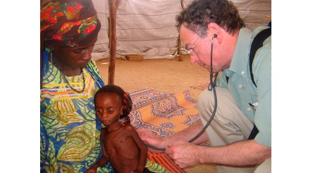 Ричард Рокфелер помага на лекарите в Африка.