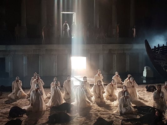 Около 100 артисти изпълниха сцената на Античния театър в оперния спектакъл “Орфей и Евридика” в събота вечерта.  СНИМКИ: АВТОРЪТ
