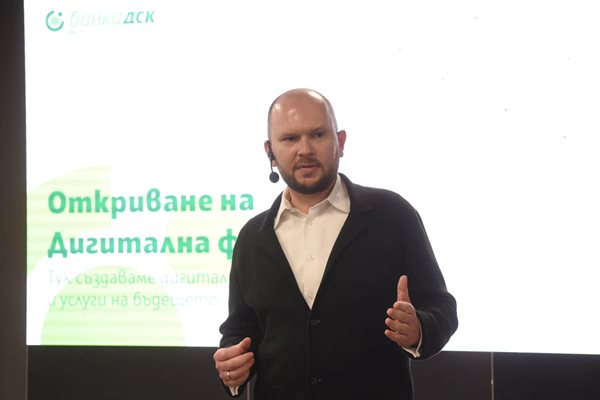 Петко Рангелов - ръководителят на сектор "Дигитализации и технологии", който е един от основните двигатели на фабриката. 