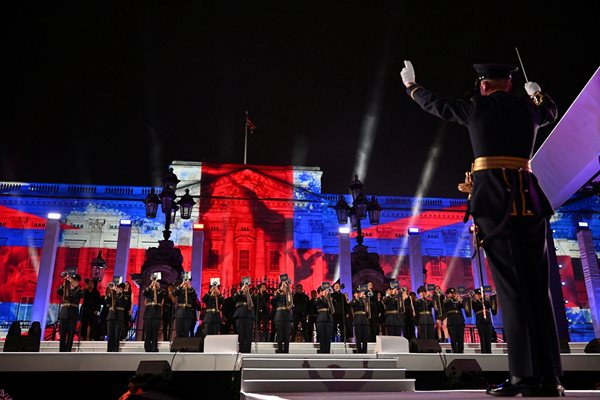 Военният оркестър на Нейно величество откри концерта, който бе предаван директно по британски тв канали. 
Снимка: Ройтерс
