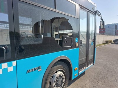 Пиян чужденец потроши два градски автобуса в Пловдив, задържаха го (допълнена)
