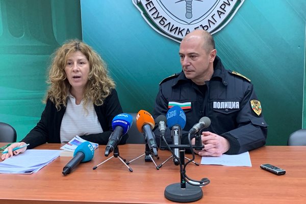 Прокурор Мария Маркова и ст.комисар Калоян Калоянов оповестяват подробности за разкритата кражба.