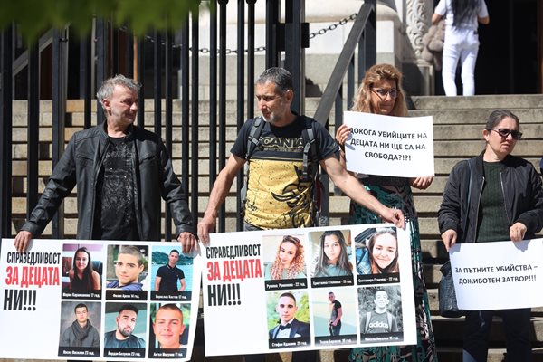 The father of 15-year-old Nikola from Saedinenie (with the yellow and black shirt) at the protest in front of the courthouse.