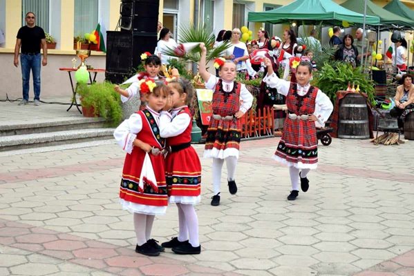 Самодейните състави от читалище "Йордан Колев" продължиха с празничната програма.