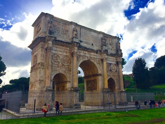 Триумфалната Константинова арка с три входа е издигната до Колизея през 312 г.